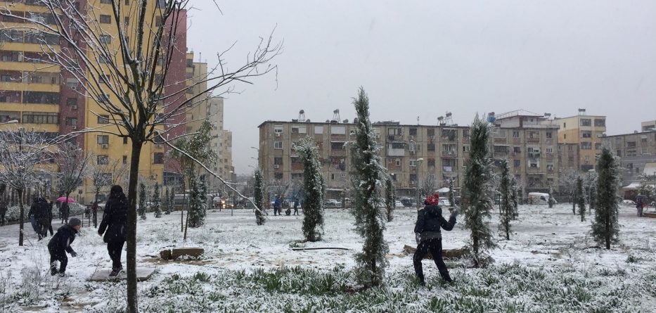 Dëbora mbulon Shqipërinë, ARRSH u bën apel drejtuesve të mjeteve