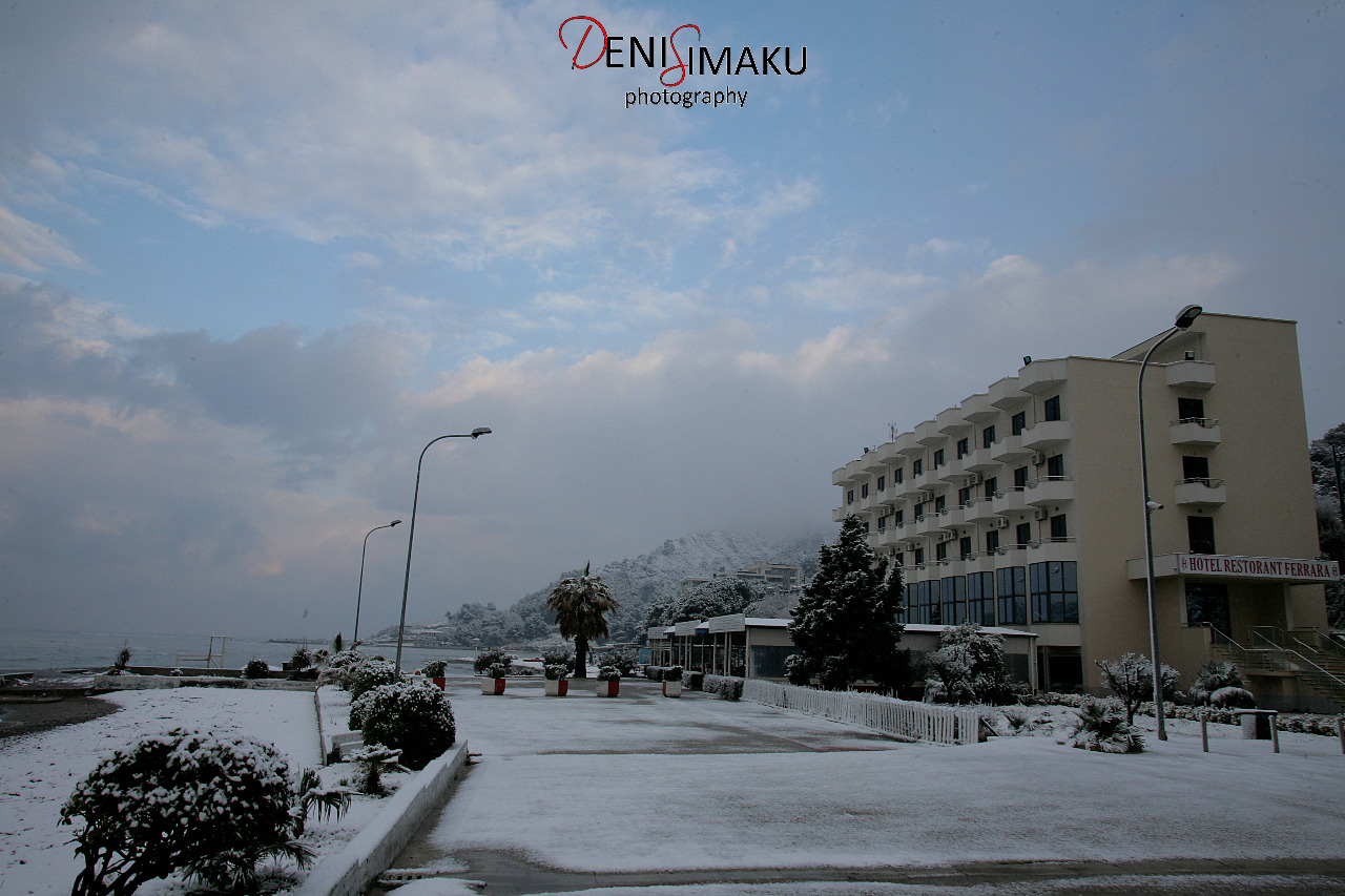 Dëbora mbulon vendin, sinoptikanët: Çfarë pritet sot