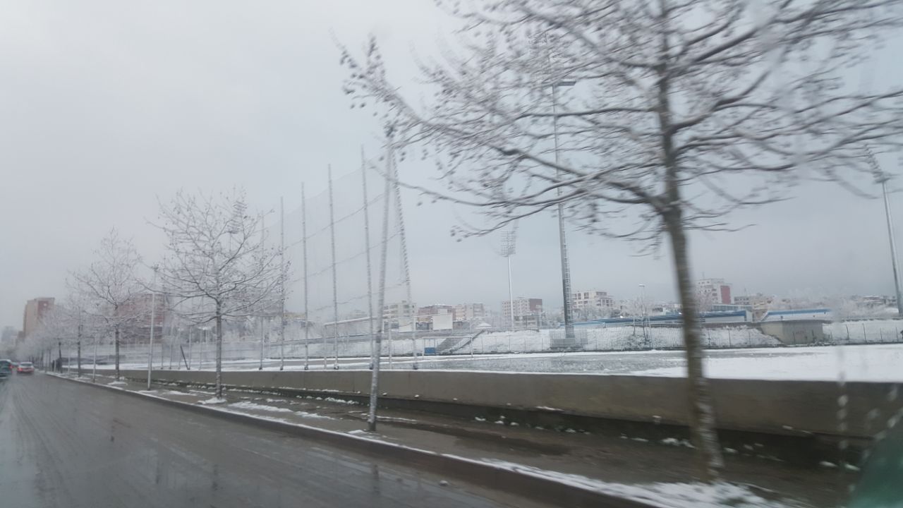 Durrësi zgjohet nën magjinë e dëborës (VIDEO+FOTO)