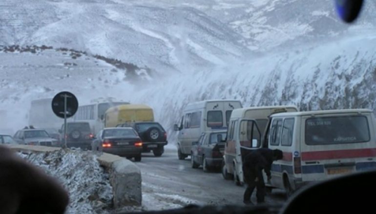 Përkeqësohet moti, dëbora bllokon disa zona