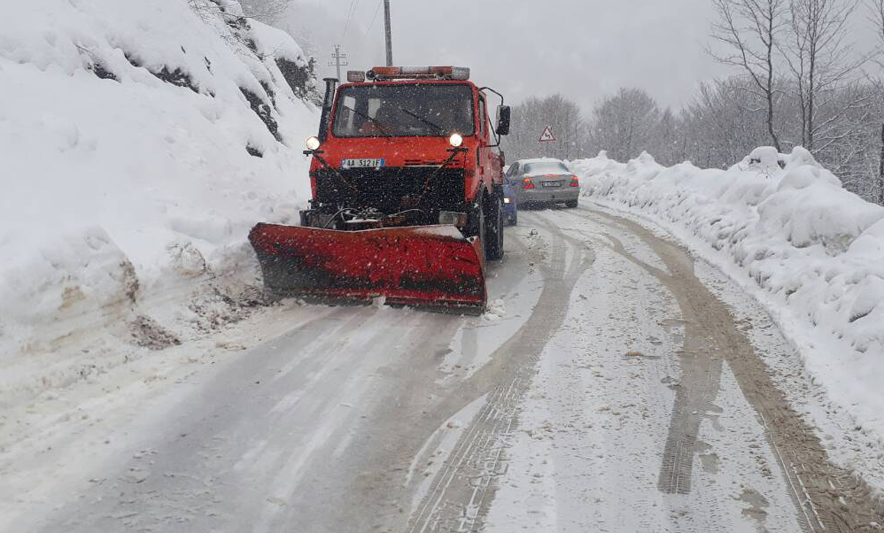 Dëbora mbërthen vendin, ARRSH: Zonat e bllokuara, ku duhet të keni kujdes