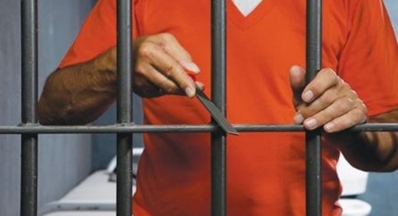 Shqiptari tenton të arratiset nga paraburgimi në Greqi