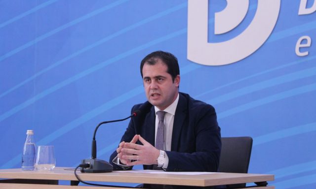 Deputeti i Durrësit: Rama futi dorën në thes dhe kapi veten. Madje tha se u kënaq shumë