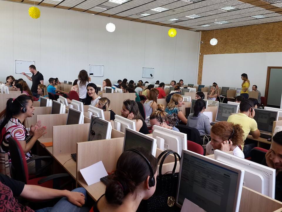 Shikoni në çfarë stresi e paranoje i fut puna në “call center” punëtorët (VIDEO)