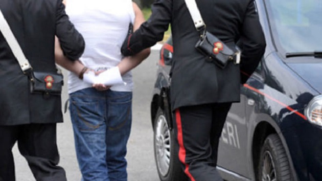 Përndiqte ish-të dashurën 25 vjet më të madhe, pranga shqiptarit