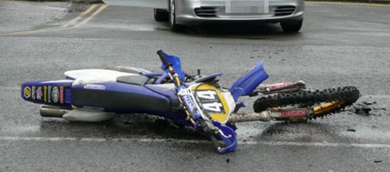 Aksidentohet çifti i bashkëshortëve në Durrës, u përplasën me motor