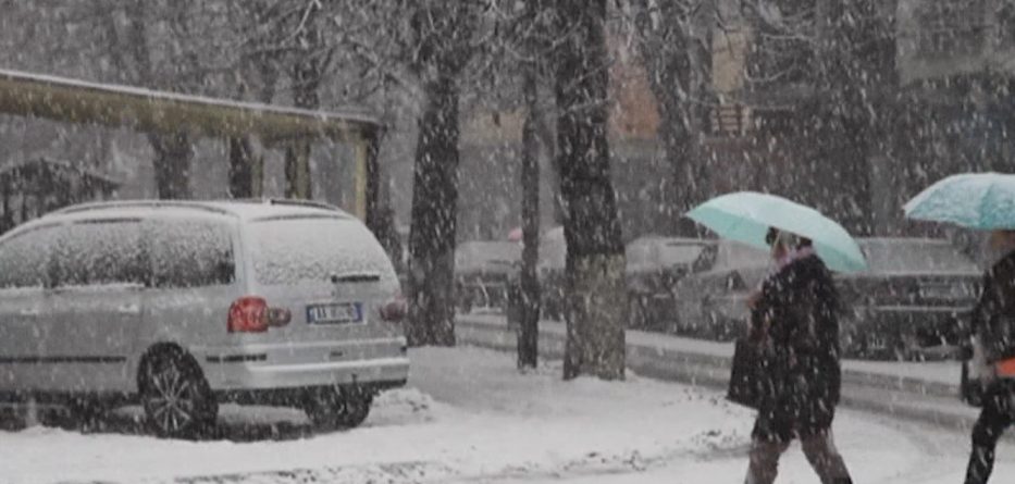 Vjen i ftohti siberian, sinoptikanët: Priten reshje bore edhe në Tiranë