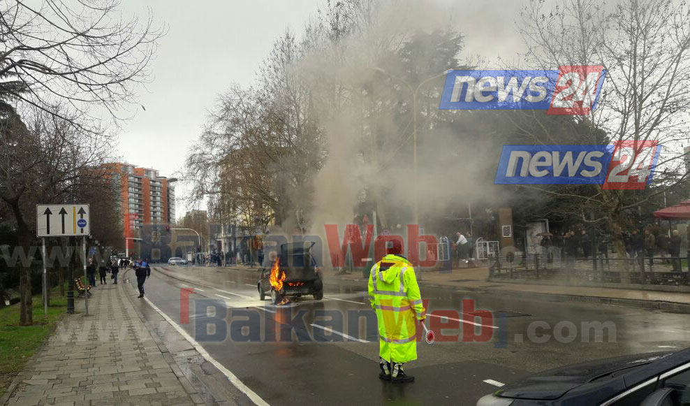 ‘Smarti’ përfshihet nga flakët në ecje, panik në Tiranë (VIDEO)