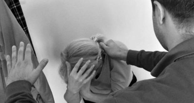 Nëna nga Durrësi rrëfen para policëve: Më rreh djali