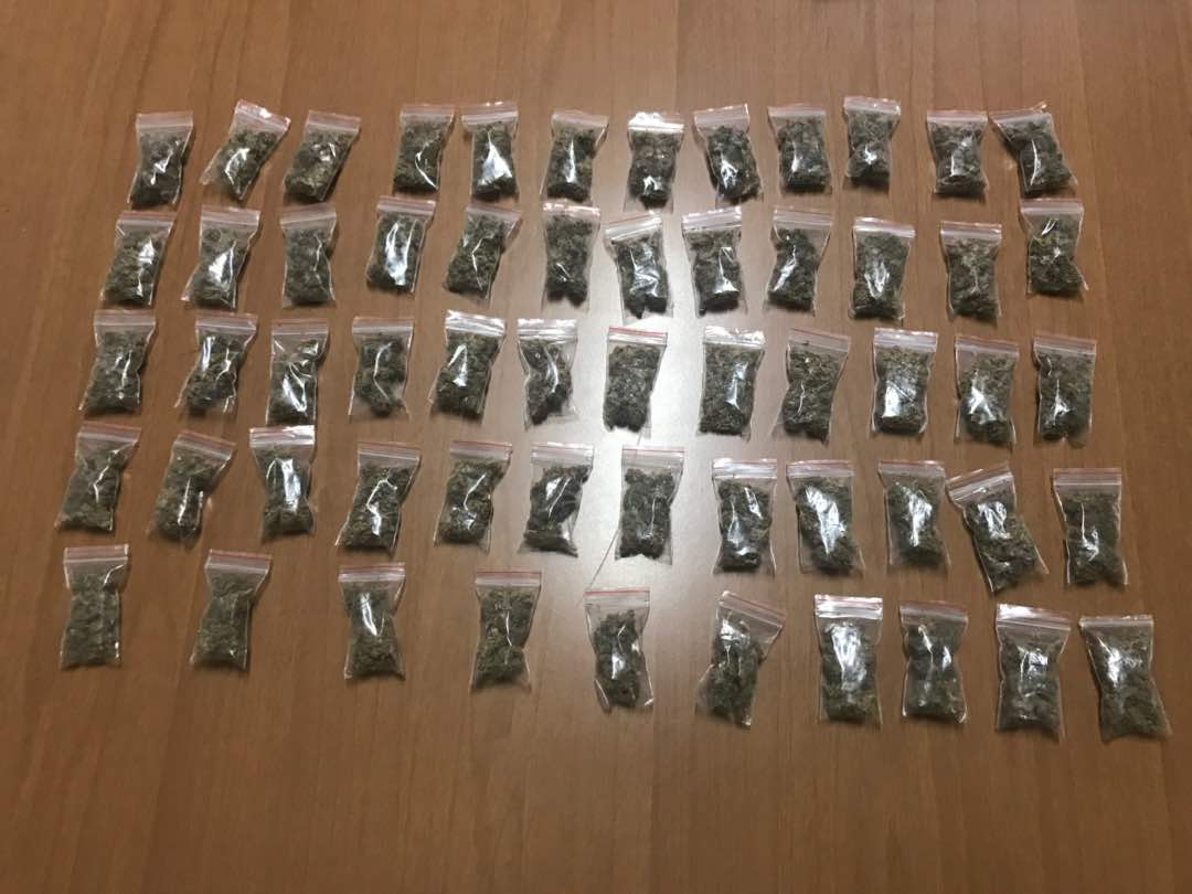 Kapen të rinjtë që shisnin drogë në afërsi të shkollave në Tiranë