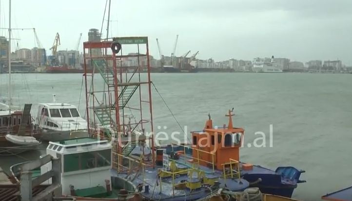 Fortunali në det shkakton probleme të shumta në portin e Durrësit (VIDEO)