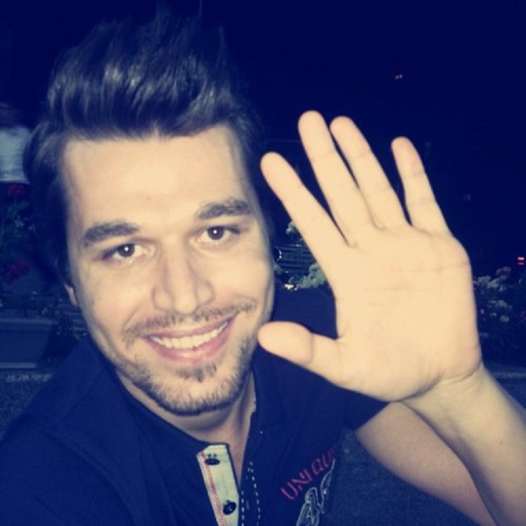 Alban Skënderaj reagon kaq çuditshëm në lokal kur dëgjon këngët e tij