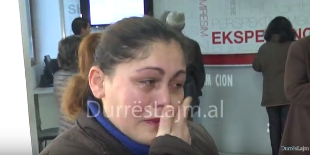 Durrës, ish-burri zhduket me familjen e re, nëna e 2 fëmijëve me plot halle (VIDEO)