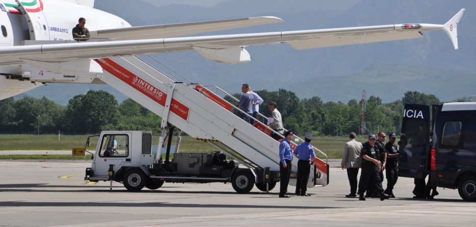 “Do të të bëj për karrocë…”/ Ekstradohet nga Anglia 36-vjeçari që kërcënoi gjyqtaren