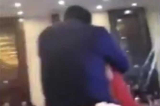 Të gjithë të shokuar, vjehrri puth në buzë me forcë nusen e djalit (VIDEO)