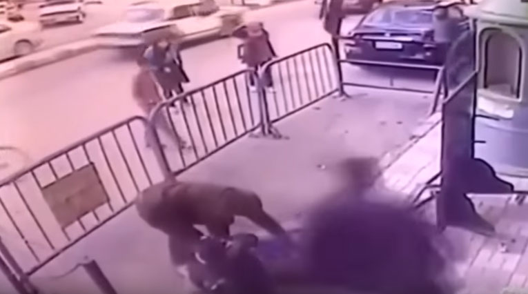 Fëmija bie nga ballkoni, polici e shpëton për mrekulli (Video)