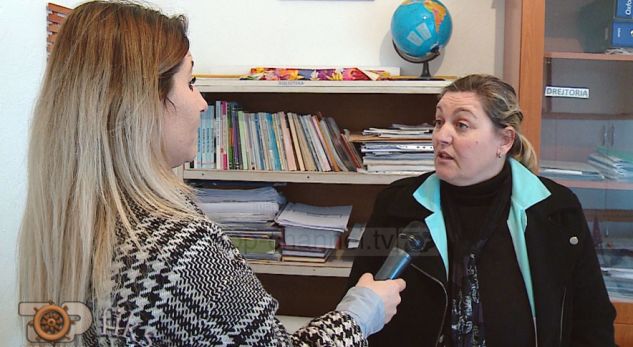 Drejtoresha e shkollës lë mësimin, punon si avokate në orarin zyrtar