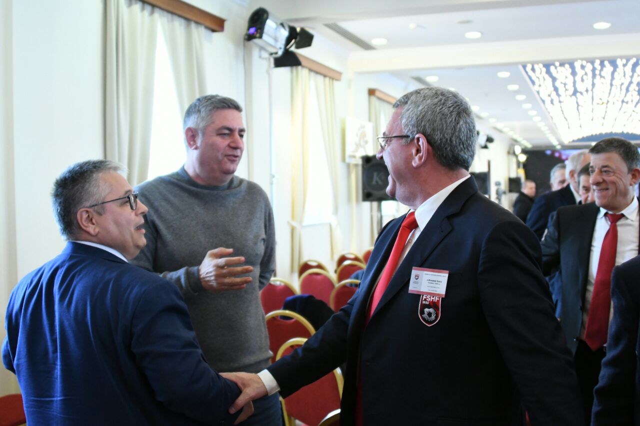 Plas debati gjatë kafes, Fino ngre tonet ndaj Dukës