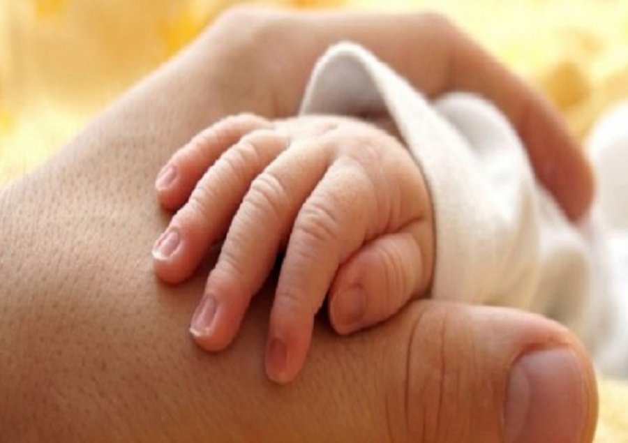 Vdes në spital foshnja e lindur në shtëpi, nëna në gjendje të rëndë