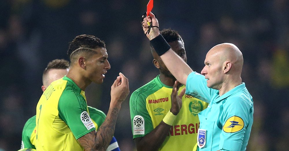 Goditi lojtarin me shkelm, gjyqtari francez Chapron ia hedh me 3 muaj pezullim