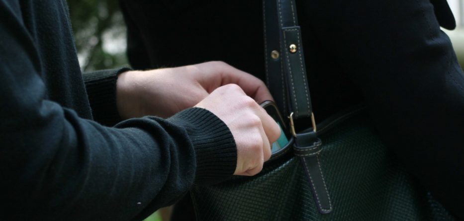 Grabitet gruaja sapo del nga pika e këmbimit valutor, i marrin çantën me para