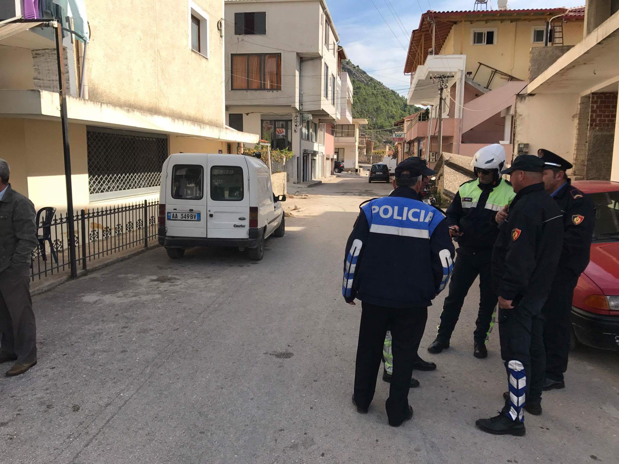 Rikthehen maskat, grabisin me armë pronarin e një lokali