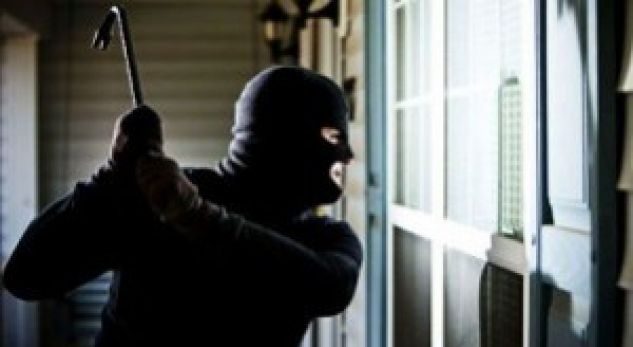 Grabitet me armë banesa nga tre të maskuar