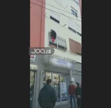 E dhunon i biri, nëna nga Durrësi rrezikon jetën duke u varur nga ballkoni (VIDEO)