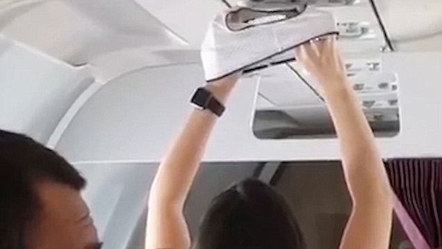 Gruaja than të brendshmet në ventilatorin e aeroplanit (VIDEO)