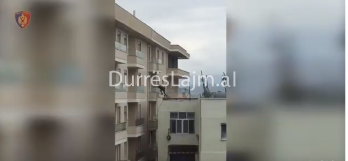 VIDEO/ ‘Guximi’ i hajdutëve, si vidhet në Durrës nga ballkonet e pallatit