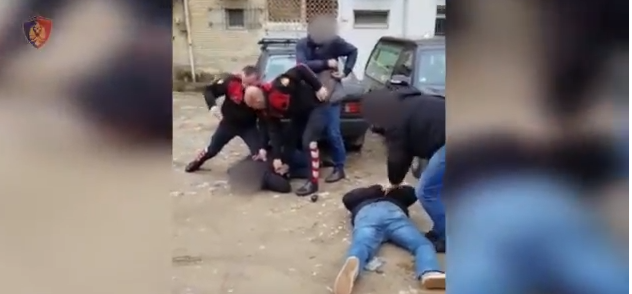 EMRAT/ Arrestohen dy trafikantët durrsakë me 1 kg kokainë, e shisnin në lokale nate (VIDEO)