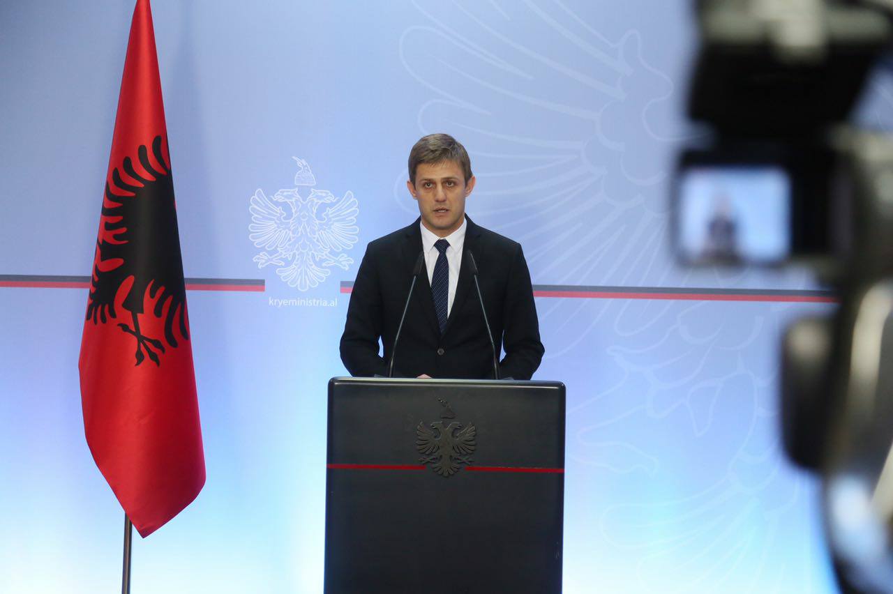 Zëvendësi i Xhafajt jep lajmin: Qeveria miratoi vettingun, në sitë 13 mijë policë