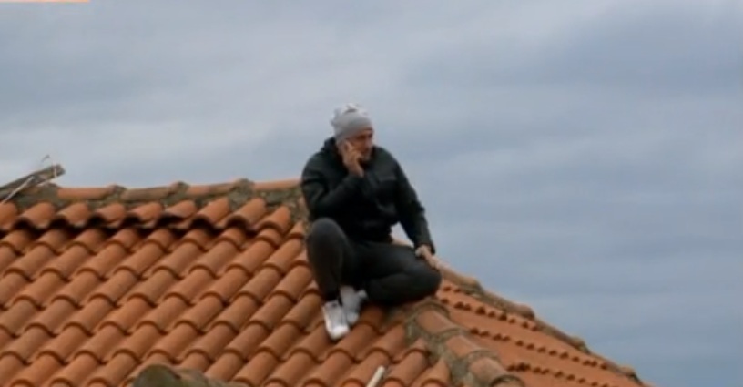 Rrezikon t’i shembet banesa, i riu kërcënon se do hidhet nga çatia (VIDEO)