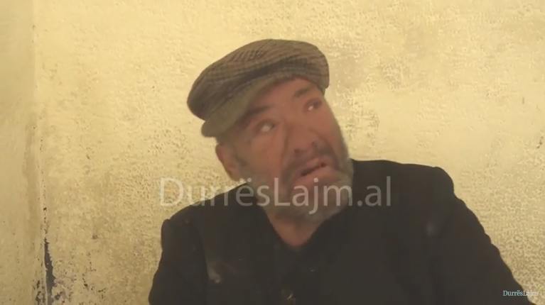 I mbetur mes 4 rrugëve, 55-vjeçari nga Durrësi i braktisur nga të gjithë! (VIDEO)