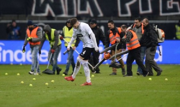 VIDEO/ Janë kundër futbollit të së hënës, shikoni revoltën e tifozëve të Frankfurtit