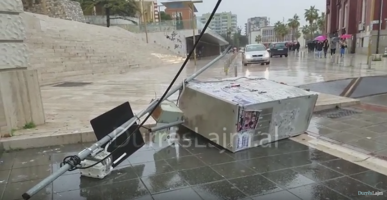 Aksident në mes të Durrësit, automjeti merr para kabinën e telefonisë (VIDEO)