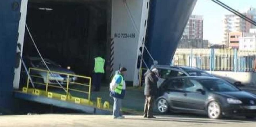 Fshehu 50-vjeçarin në kamion për të kaluar kufirin, arrestohet shoferi në port