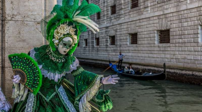 FOTO/ Plani i terroristëve kosovarë: Me maska dhe thika në karnavalet e Venecias