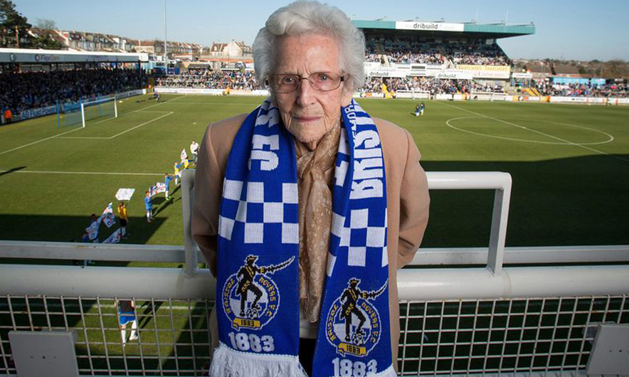 103-vjeçarja bën 130 mijë kilometra për ekipin e zemrës