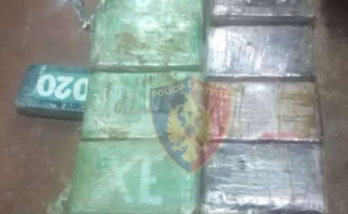 777, KE, 020,… çfarë nënkuptojnë kodet në pakot e kokainës në Durrës?! (FOTO)