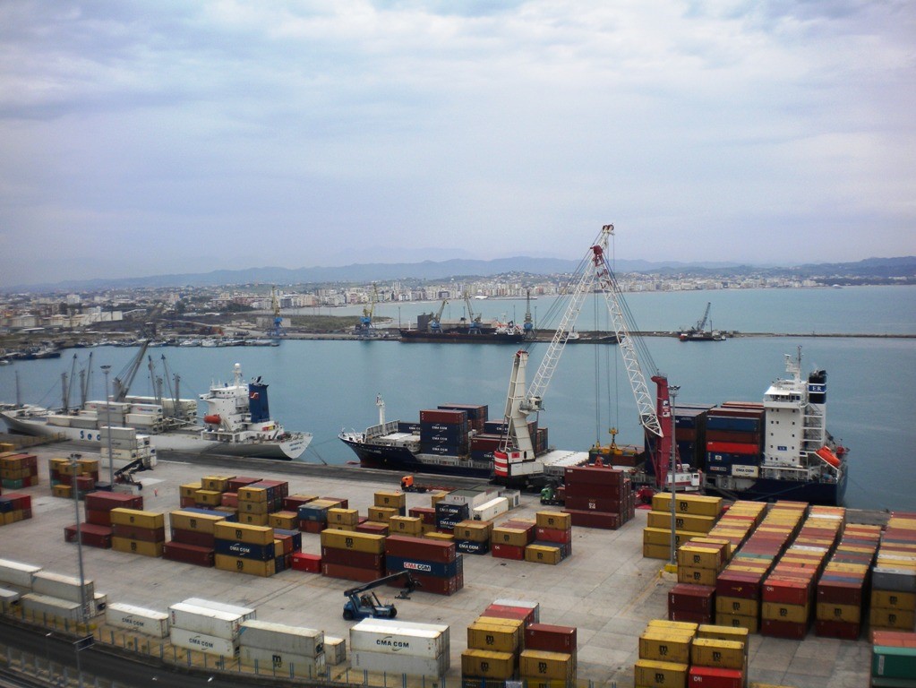 54-vjeçari në Durrës përfundon në spital, goditet nga dera e kontenierit në port