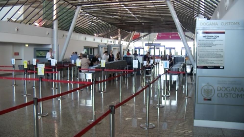 Policia kthen 63 persona në Rinas