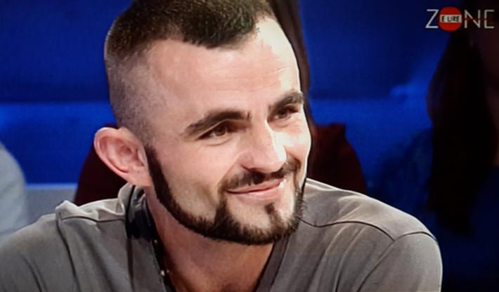 Lek Plepi thikë në fyt aktorit të njohur të humorit