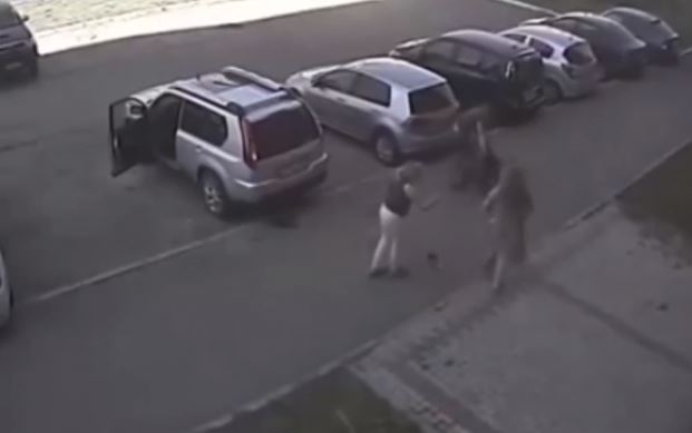 40-vjeçari zhdëp në dru ish-dhëndrin dhe ish-krushqit në mes të lagjes