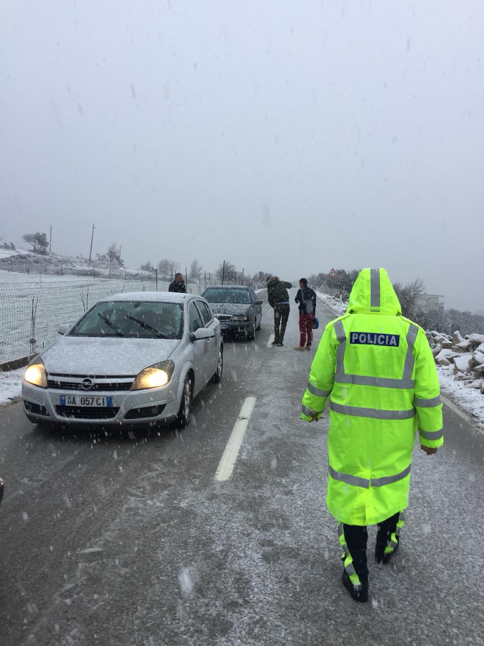 Dëborë në Llogara, policia-shoferëve: Nuk ju lejojmë pa zinxhirë