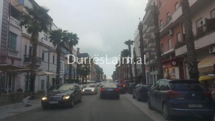 Aksion tjetër i Policisë Bashkiake në Durrës, pritet lirimi i bulevardit kryesor (FOTO)