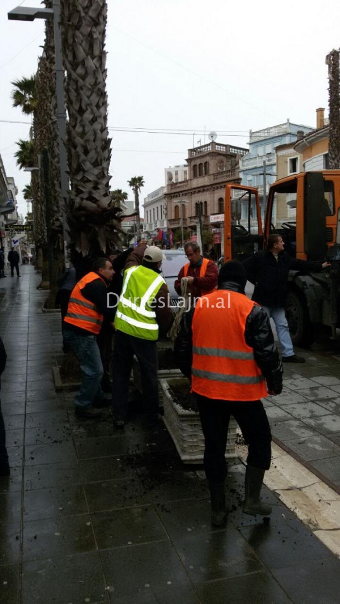 Nis aksioni i Policisë Bashkiake për lirimin e Rrugës Tregtare në Durrës (FOTO+VIDEO)