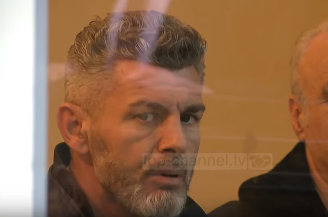 “Ajo ishte super xheloze”, historia e djalit të paditur nga e dashura 20 vite më e re