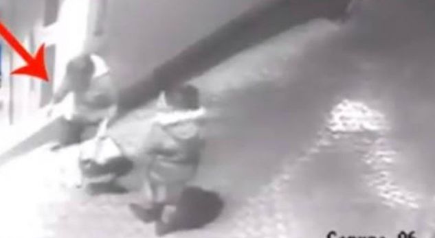 Dy vajza kapen duke i bërë magji para shtëpisë, pronari publikon pamjet (VIDEO)