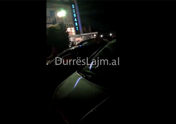 “Shyqyr që shpëtova kokën!”. 6 automjeteve u çahen gomat në autostradën Tiranë – Durrës (VIDEO)